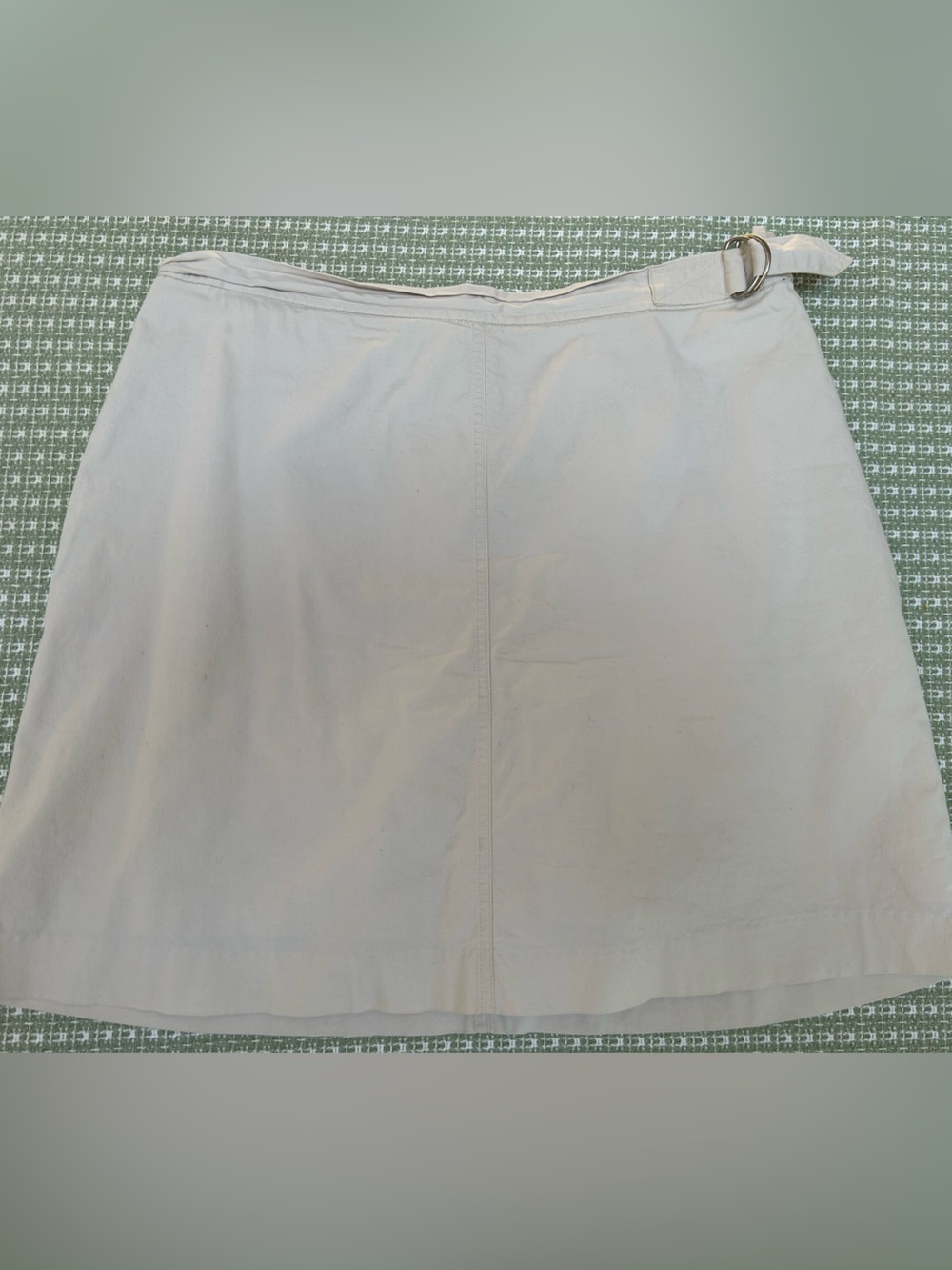 Van Heusen Women's Stretch Skort Skirt. Light Beige w/side accent closure. Sz14.